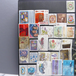 Lot massif de timbres d'Europe neufs et oblitérés en 4 albums.