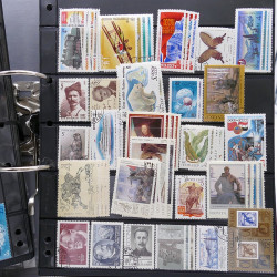 Lot massif de timbres d'Europe neufs et oblitérés en 4 albums.