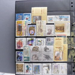 Lot massif de timbres d'Europe neufs et oblitérés en 4 albums.