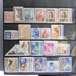 Lot massif de timbres d'Europe neufs et oblitérés en 4 albums.