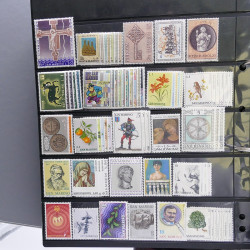 Lot massif de timbres d'Europe neufs et oblitérés en 4 albums.
