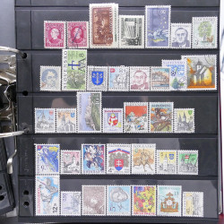 Lot massif de timbres d'Europe neufs et oblitérés en 4 albums.