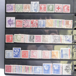 Lot massif de timbres d'Europe neufs et oblitérés en 4 albums.