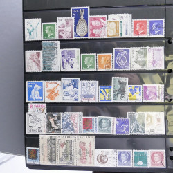 Lot massif de timbres d'Europe neufs et oblitérés en 4 albums.
