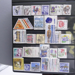 Lot massif de timbres d'Europe neufs et oblitérés en 4 albums.