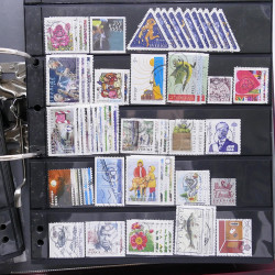 Lot massif de timbres d'Europe neufs et oblitérés en 4 albums.