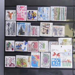 Lot massif de timbres d'Europe neufs et oblitérés en 4 albums.