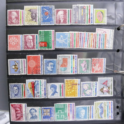 Lot massif de timbres d'Europe neufs et oblitérés en 4 albums.