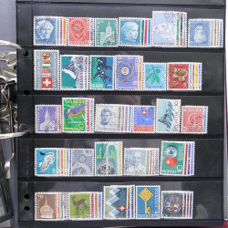 Lot massif de timbres d'Europe neufs et oblitérés en 4 albums.