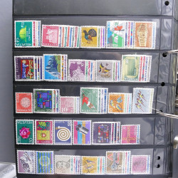 Lot massif de timbres d'Europe neufs et oblitérés en 4 albums.
