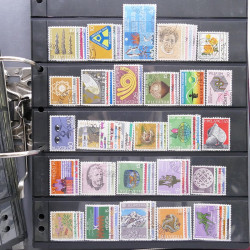 Lot massif de timbres d'Europe neufs et oblitérés en 4 albums.