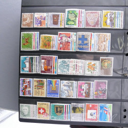 Lot massif de timbres d'Europe neufs et oblitérés en 4 albums.