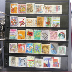 Lot massif de timbres d'Europe neufs et oblitérés en 4 albums.