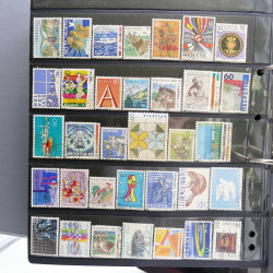 Lot massif de timbres d'Europe neufs et oblitérés en 4 albums.