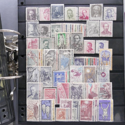 Lot massif de timbres d'Europe neufs et oblitérés en 4 albums.