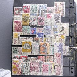 Lot massif de timbres d'Europe neufs et oblitérés en 4 albums.