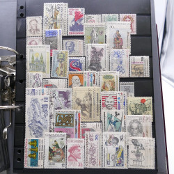 Lot massif de timbres d'Europe neufs et oblitérés en 4 albums.