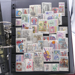 Lot massif de timbres d'Europe neufs et oblitérés en 4 albums.