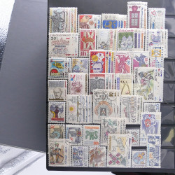 Lot massif de timbres d'Europe neufs et oblitérés en 4 albums.