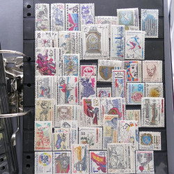 Lot massif de timbres d'Europe neufs et oblitérés en 4 albums.