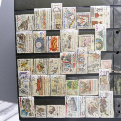 Lot massif de timbres d'Europe neufs et oblitérés en 4 albums.