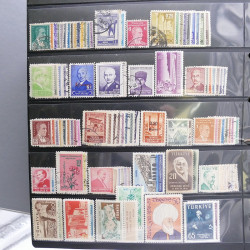 Lot massif de timbres d'Europe neufs et oblitérés en 4 albums.