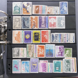 Lot massif de timbres d'Europe neufs et oblitérés en 4 albums.
