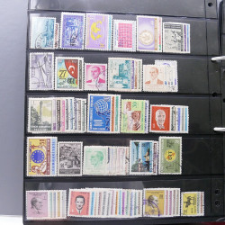 Lot massif de timbres d'Europe neufs et oblitérés en 4 albums.