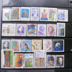 Lot massif de timbres d'Europe neufs et oblitérés en 4 albums.