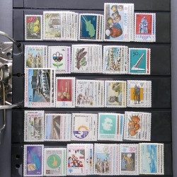 Lot massif de timbres d'Europe neufs et oblitérés en 4 albums.