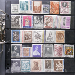 Lot massif de timbres d'Europe neufs et oblitérés en 4 albums.