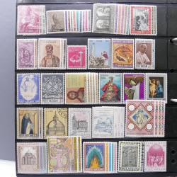 Lot massif de timbres d'Europe neufs et oblitérés en 4 albums.
