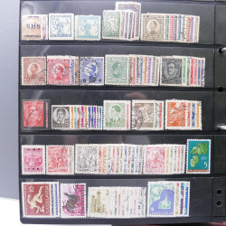 Lot massif de timbres d'Europe neufs et oblitérés en 4 albums.