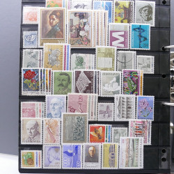 Lot massif de timbres d'Europe neufs et oblitérés en 4 albums.