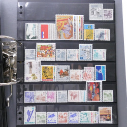 Lot massif de timbres d'Europe neufs et oblitérés en 4 albums.