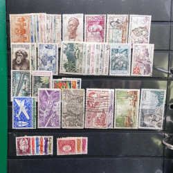 Lot massif de timbres de pays d'expression Française neufs et oblitérés en 2 albums.