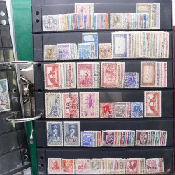 Lot massif de timbres de pays d'expression Française neufs et oblitérés en 2 albums.