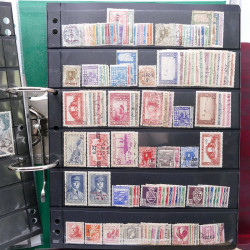 Lot massif de timbres de pays d'expression Française neufs et oblitérés en 2 albums.