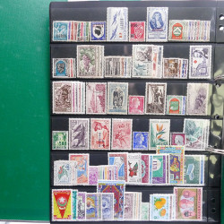 Lot massif de timbres de pays d'expression Française neufs et oblitérés en 2 albums.