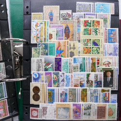 Lot massif de timbres de pays d'expression Française neufs et oblitérés en 2 albums.