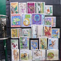 Lot massif de timbres de pays d'expression Française neufs et oblitérés en 2 albums.