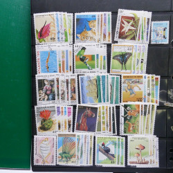 Lot massif de timbres de pays d'expression Française neufs et oblitérés en 2 albums.