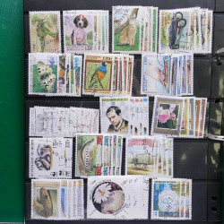 Lot massif de timbres de pays d'expression Française neufs et oblitérés en 2 albums.