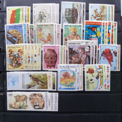 Lot massif de timbres de pays d'expression Française neufs et oblitérés en 2 albums.