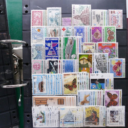 Lot massif de timbres de pays d'expression Française neufs et oblitérés en 2 albums.