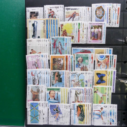 Lot massif de timbres de pays d'expression Française neufs et oblitérés en 2 albums.