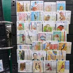 Lot massif de timbres de pays d'expression Française neufs et oblitérés en 2 albums.