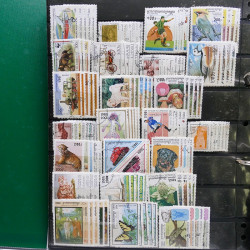 Lot massif de timbres de pays d'expression Française neufs et oblitérés en 2 albums.