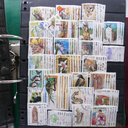 Lot massif de timbres de pays d'expression Française neufs et oblitérés en 2 albums.