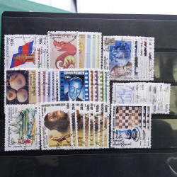 Lot massif de timbres de pays d'expression Française neufs et oblitérés en 2 albums.